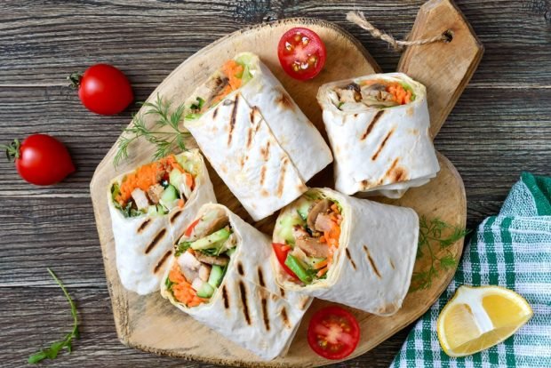 Lavash roll with chicken, mushrooms and vegetables