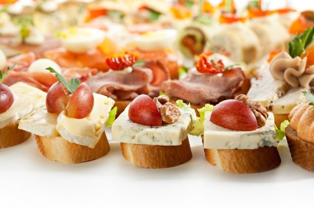 Canapes with grapes and blue cheese