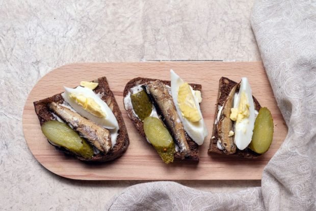 Sandwiches with sprats and egg 