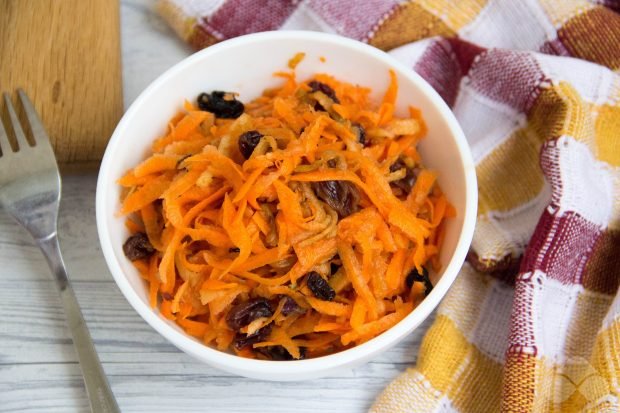 Carrot, apple and raisin salad is a simple and delicious recipe with photos (step by step)