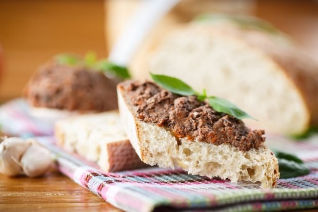 Chicken liver pate with carrots and onions