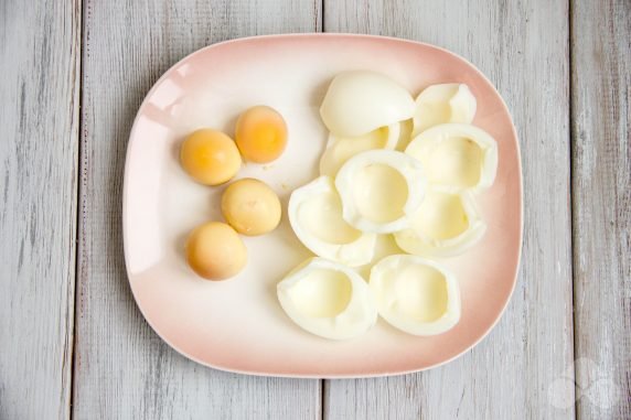 Puff salad with pickled mushrooms, ham, cheese and eggs: photo of recipe preparation, step 2