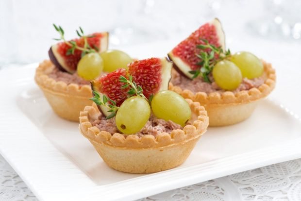 Tartlets with pollock caviar