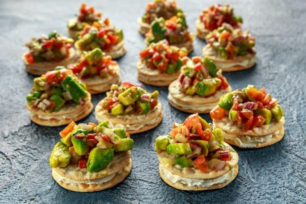 Canapes with vegetable salsa and cottage cheese – a simple and delicious recipe, how to cook step by step