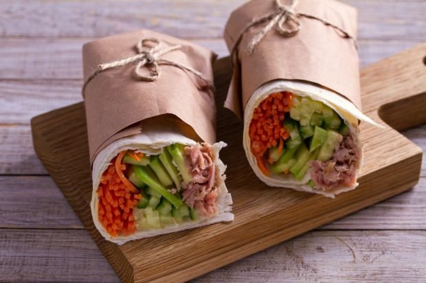 Shawarma with tuna, carrots and avocado 