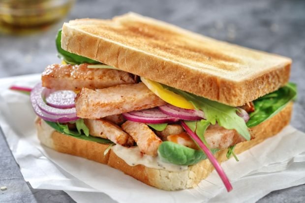 Sandwiches with turkey, lettuce and pickled onions