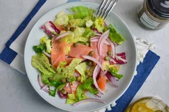 Fresh salad with red fish, onion and capers: photo of recipe preparation, step 4