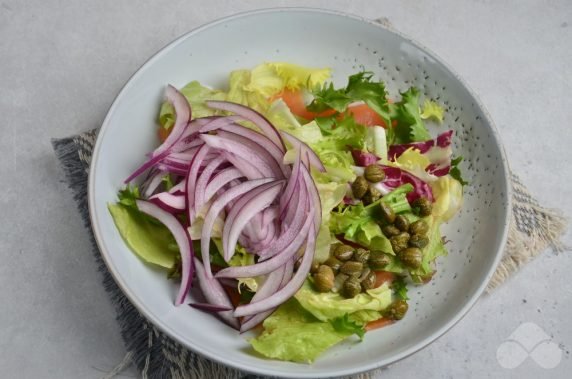 Fresh salad with red fish, onion and capers: photo of recipe preparation, step 3