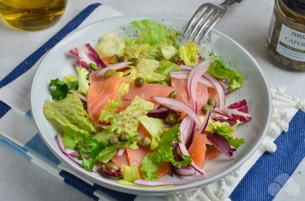 Fresh salad with red fish, onion and capers