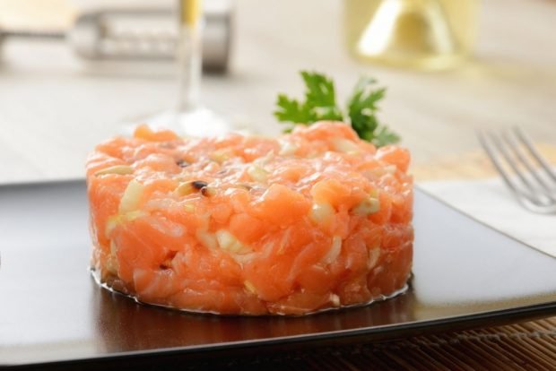 Salmon tartare is a simple and delicious recipe, how to cook step by step