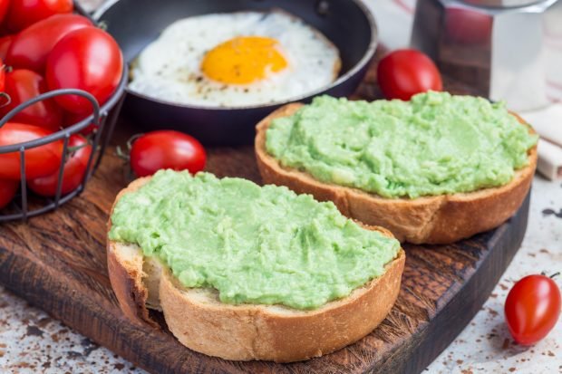 Sandwiches with avocado and garlic