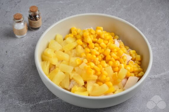 Salad with chicken and pineapples: photo of recipe preparation, step 2