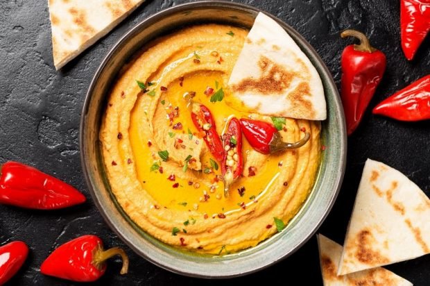 Hummus with tahini and hot pepper