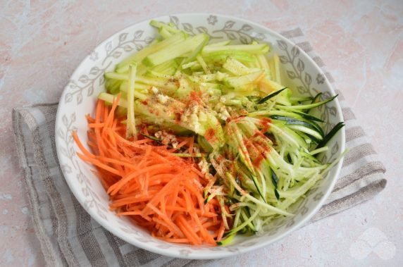 Korean salad with zucchini: photo of recipe preparation, step 3