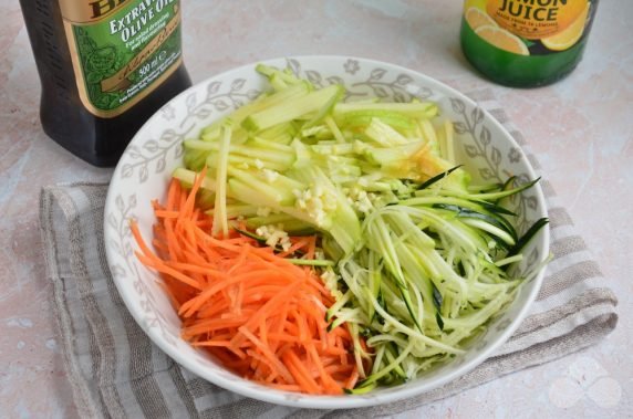 Korean salad with zucchini: photo of recipe preparation, step 2