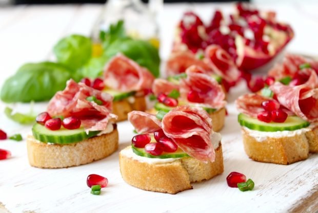 Canapé with salami and pomegranate 