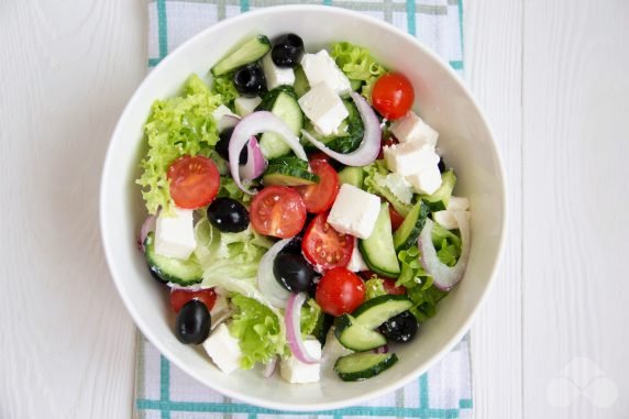 Greek salad with cheese, olives and iceberg lettuce: photo of recipe preparation, step 3