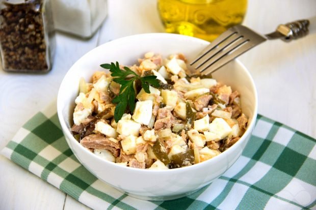 Salad with tuna, eggs and seaweed