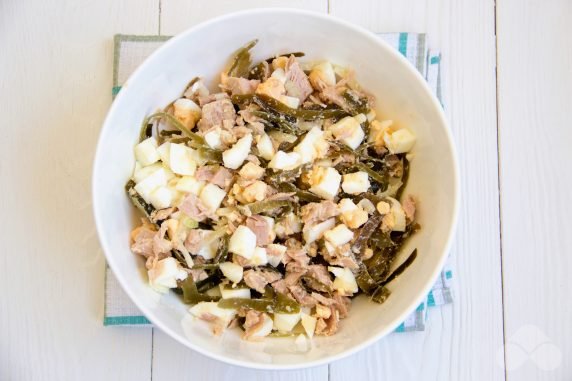 Salad with tuna, eggs and seaweed: photo of recipe preparation, step 4