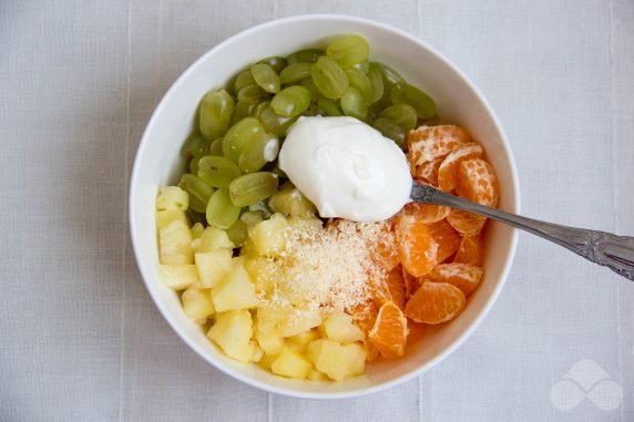 Fruit salad with pineapple, tangerines and marshmallows: photo of recipe preparation, step 4