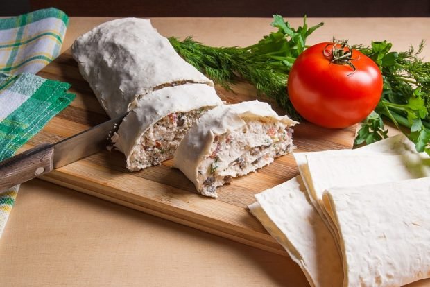 Lavash roll with chicken and cheese 