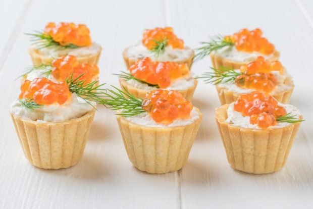 Caviar in tartlets with cottage cheese