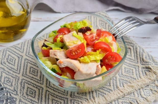 Salad with chicken meat, Peking cabbage, tomatoes and cranberries