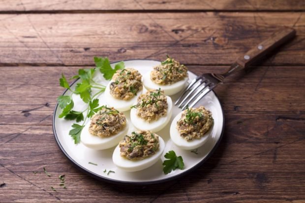 Stuffed eggs with mushrooms are a simple and delicious recipe, how to cook step by step