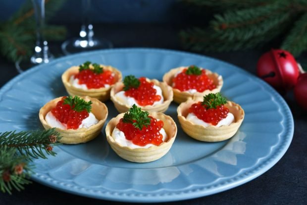 Tartlets with caviar and cheese