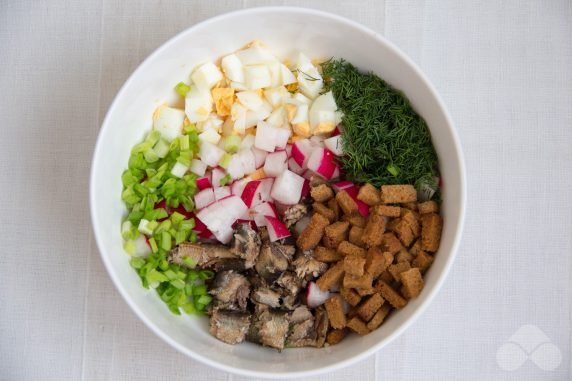 Salad with sprats and radishes: photo of recipe preparation, step 3