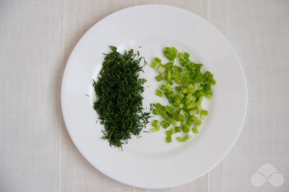 Salad with sprats and radishes: photo of recipe preparation, step 2