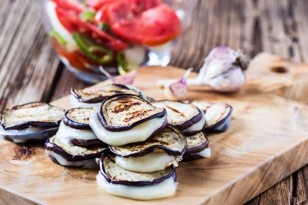 Eggplant canapé with mozzarella 