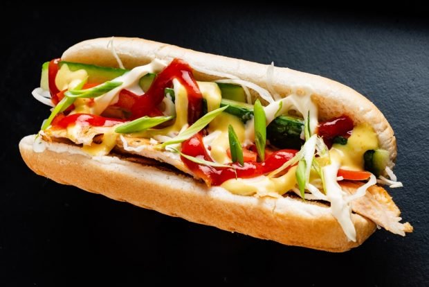 Hot dog with chicken and fresh vegetables is a simple and delicious recipe, how to cook step by step