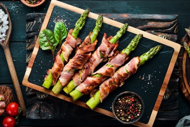 Asparagus in bacon with spices 