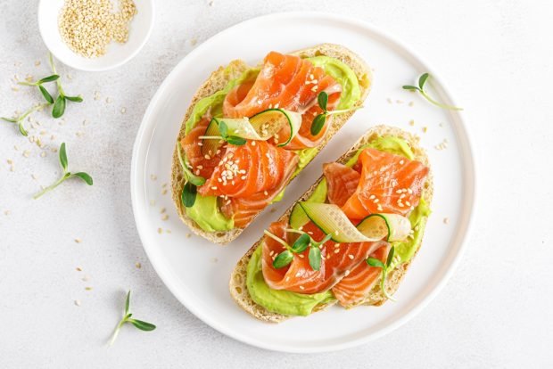 Sandwich with salmon and avocado paste