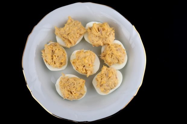 Stuffed eggs with canned fish