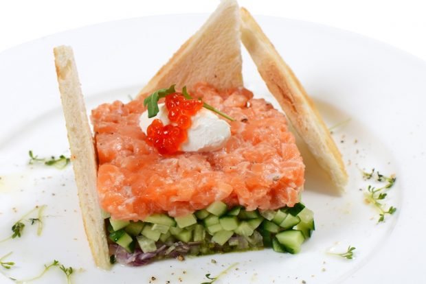 Salmon tartare with cucumber 