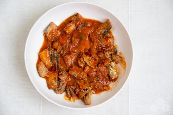 Spicy salad with fish in tomato: photo of recipe preparation, step 1