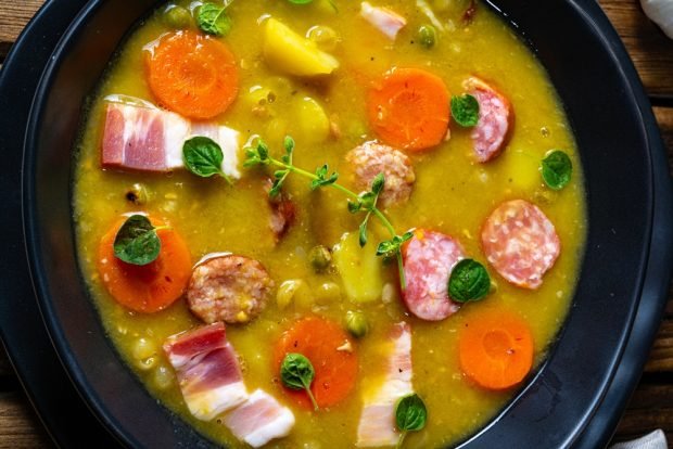 Pea soup with sausages and bacon