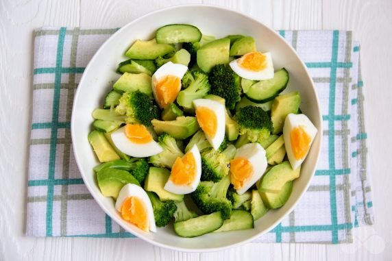 Cucumber and avocado salad with egg: photo of recipe preparation, step 4