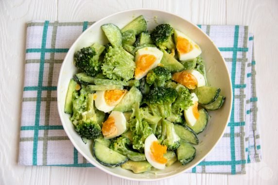 Cucumber and avocado salad with egg: photo of recipe preparation, step 5