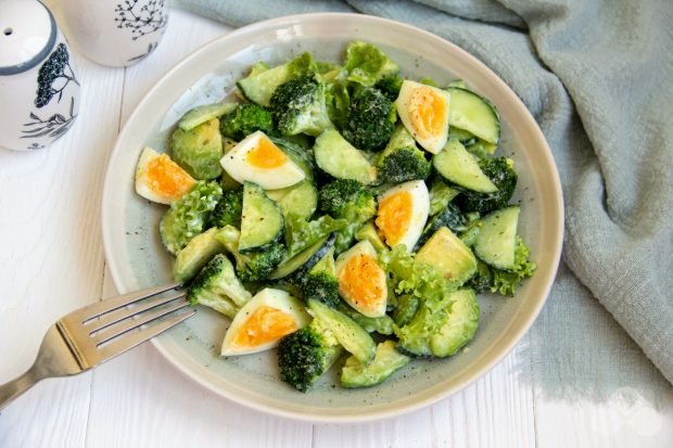 Cucumber and avocado salad with egg