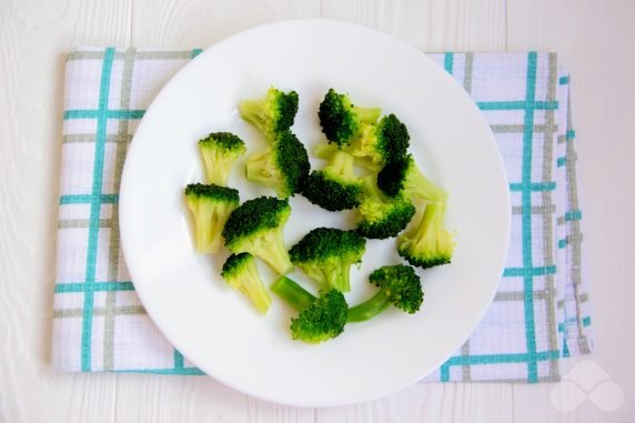 Cucumber and avocado salad with egg: photo of recipe preparation, step 1