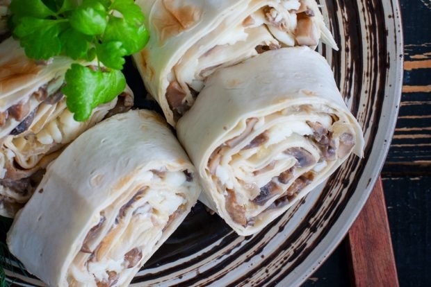 Lavash roll with smoked chicken 