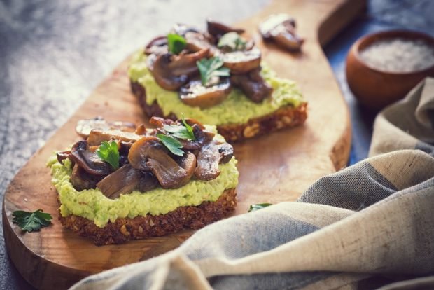 Sandwich with avocado and mushrooms 