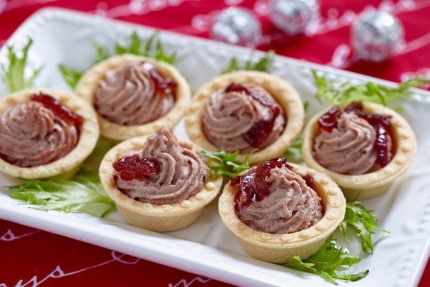 Tartlets with cod caviar