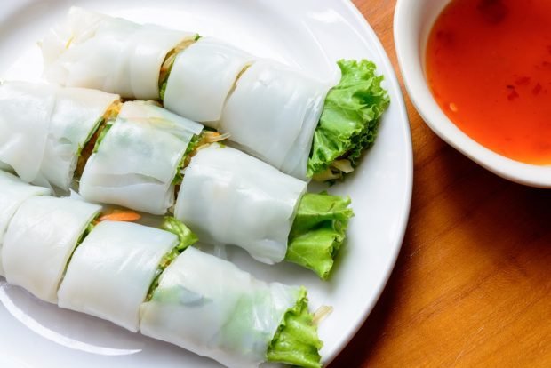 Spring rolls with chicken and vegetables 