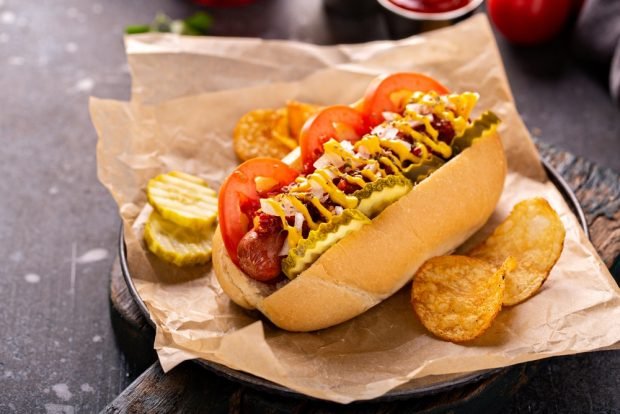 Hot dog with vegetables and crispy chips 