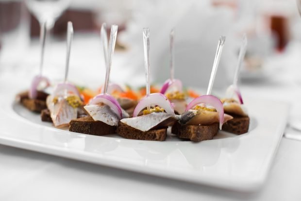 Canapé with herring and Dijon mustard – a simple and delicious recipe, how to cook step by step