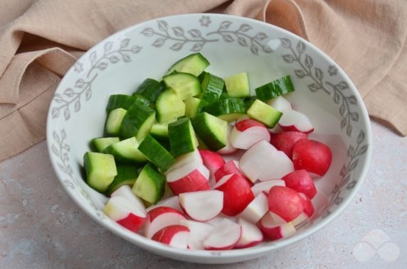 Vitamin salad with radishes and cucumbers: photo of recipe preparation, step 1